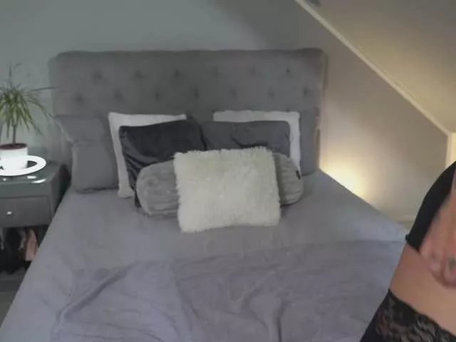 Freechat Hotmilfbitch on BongaCams