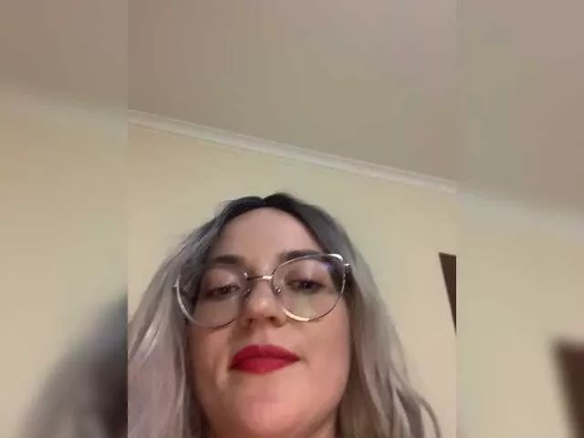 QueenBee25 on BongaCams 