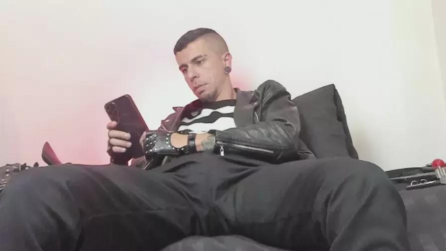 aaronbigdickxxx on Cam4 