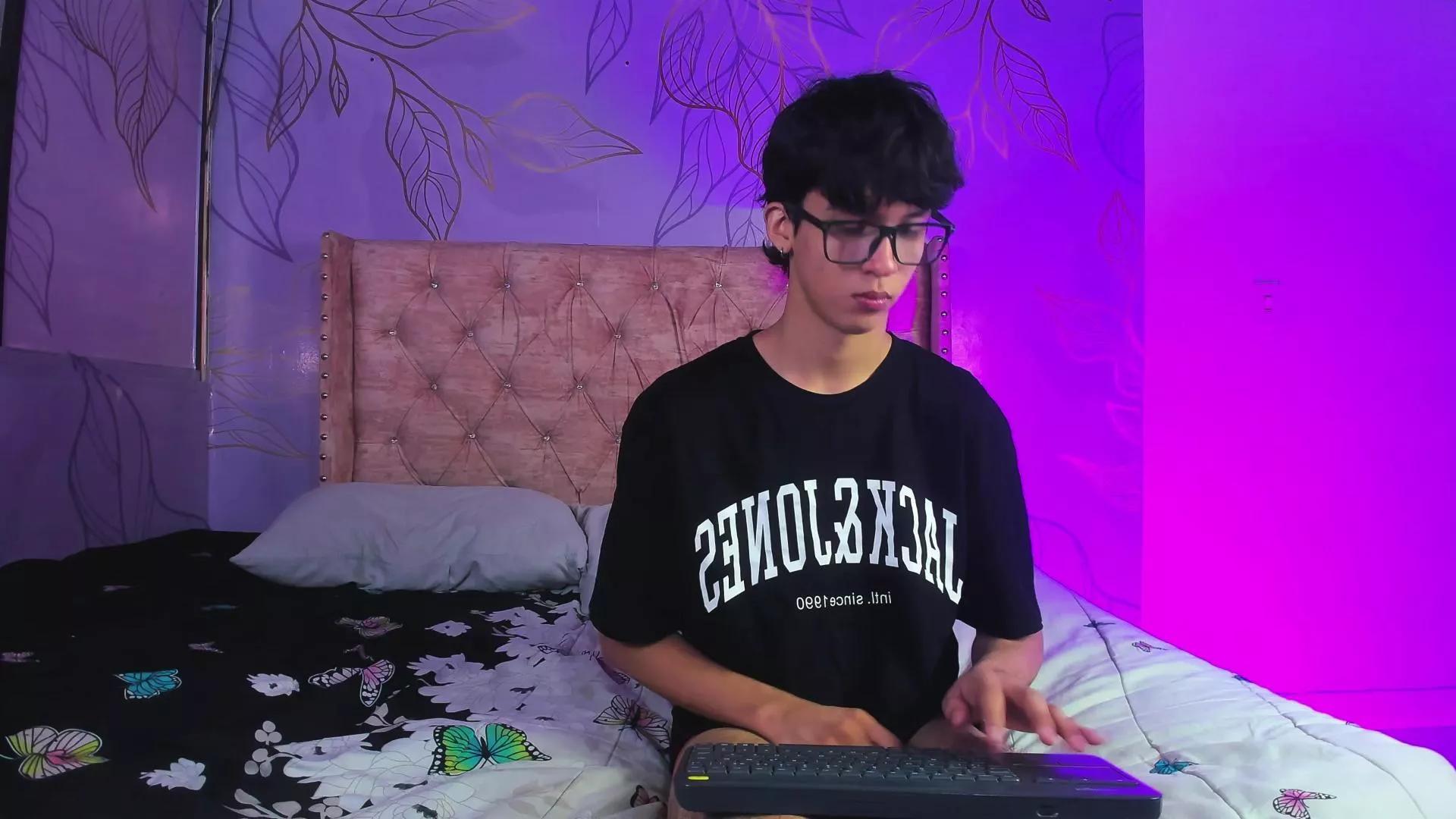 Angel_boyy2 on Cam4 