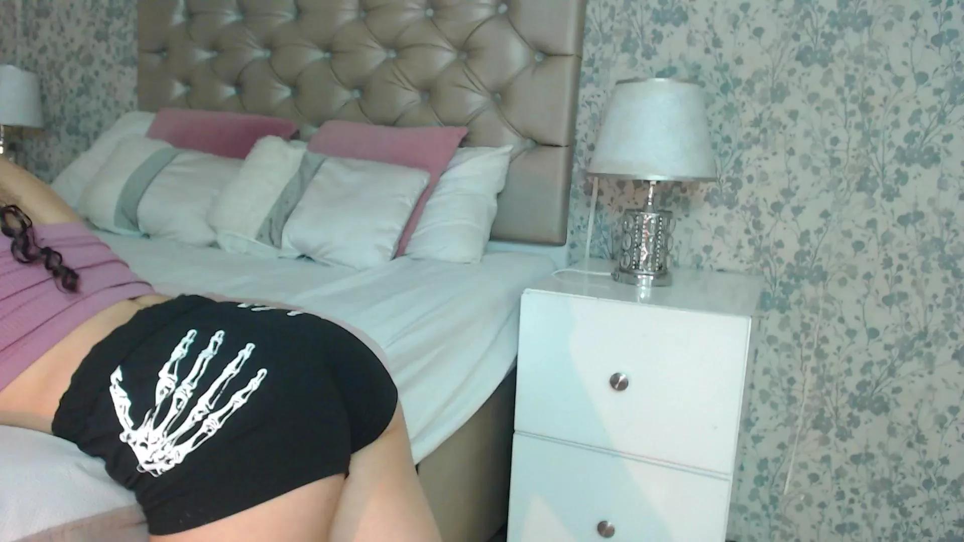 chritieDoutzen on Cam4 
