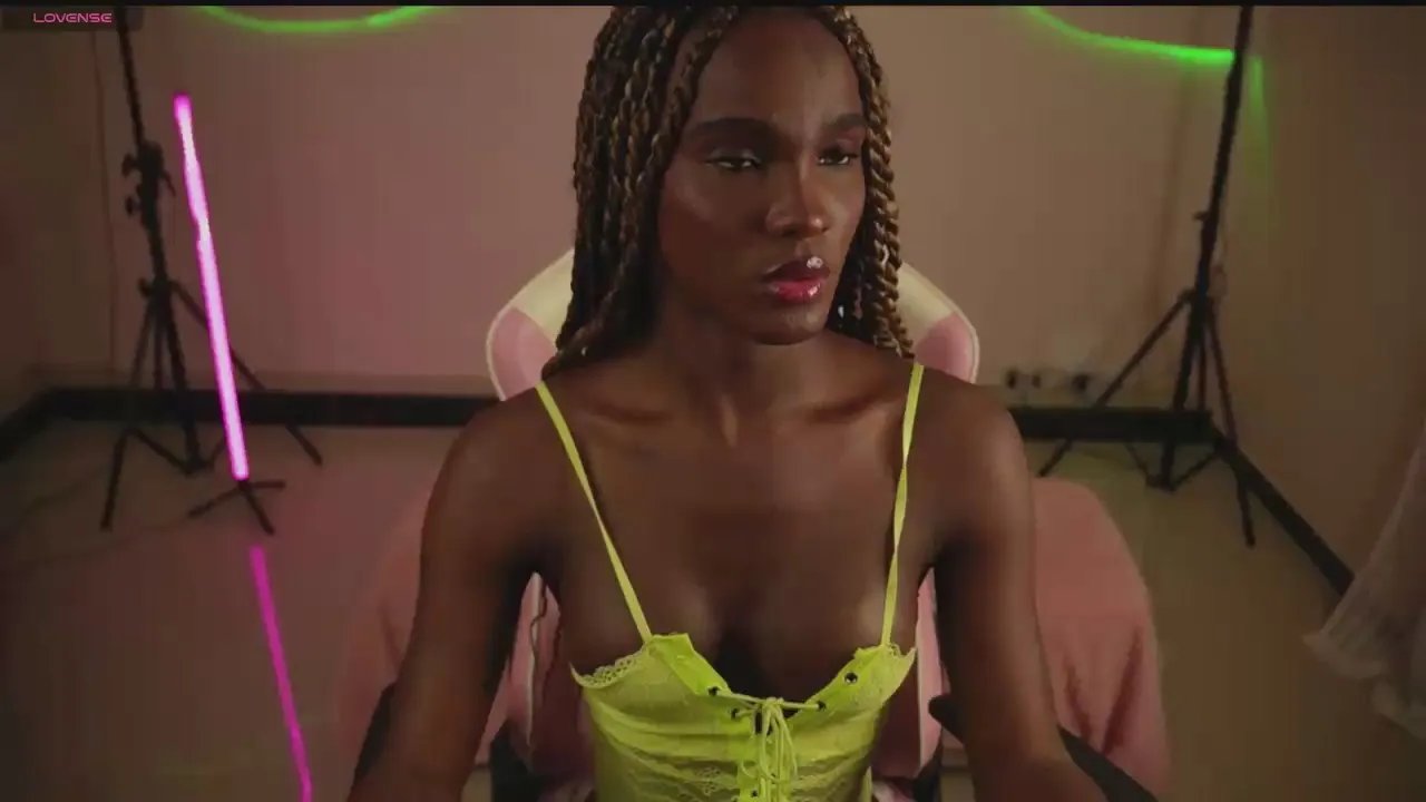 Offline Luana_risque on Cam4