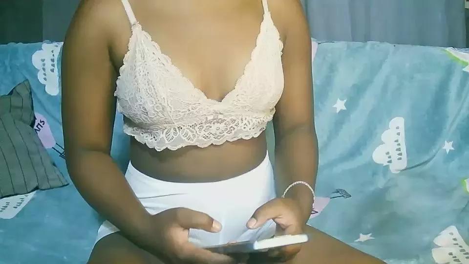 Pounie_aurie on Cam4 
