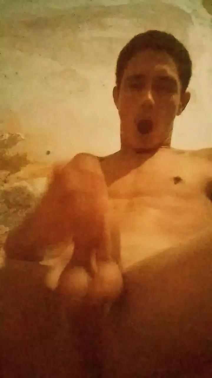 Sharkbird on Cam4 