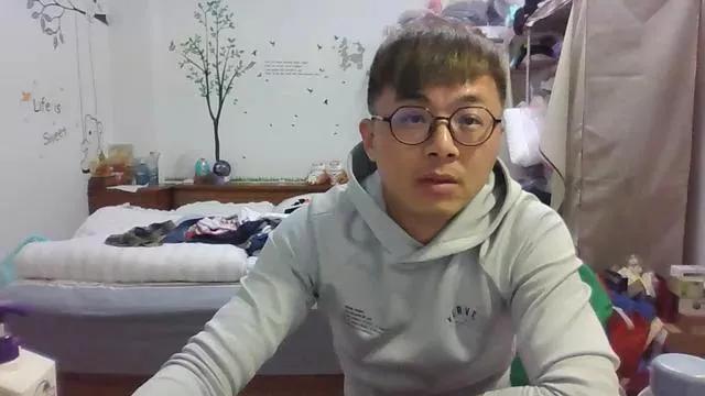 w2xist5 on Cam4 