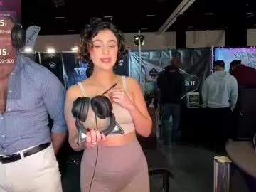 Explore 23 years old maevemads from Chaturbate maevemads from Chaturbate