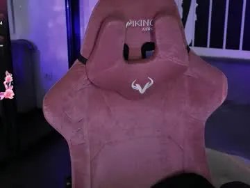 Freechat prettybones on Chaturbate