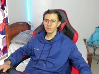 Offline max_hunterr on Flirt4Free