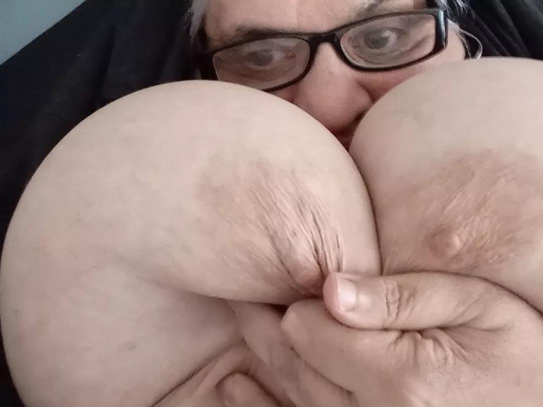 GrannyHugeBoobs on Streamate 