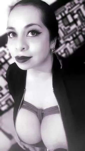 Offline Victoria_Adams on Streamate