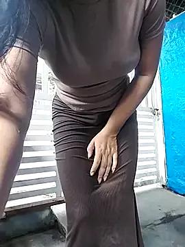BigAssBee on StripChat 
