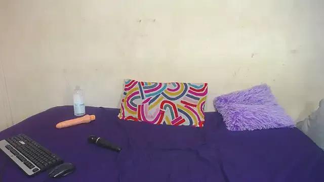 DarkBerryDiamond255 on StripChat 