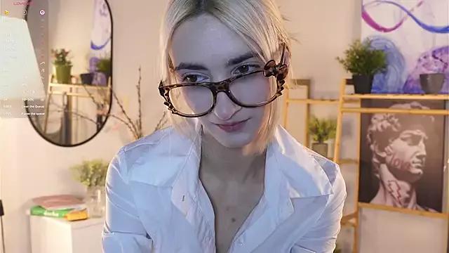 LynnaCure on StripChat 