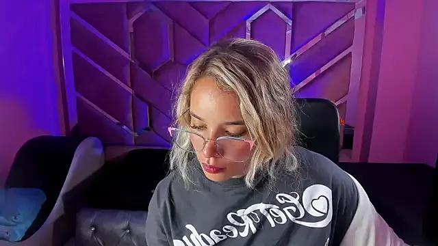 Olivia_Fox69 on StripChat 