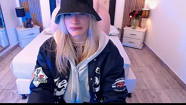 zoe_jones13 on StripChat 