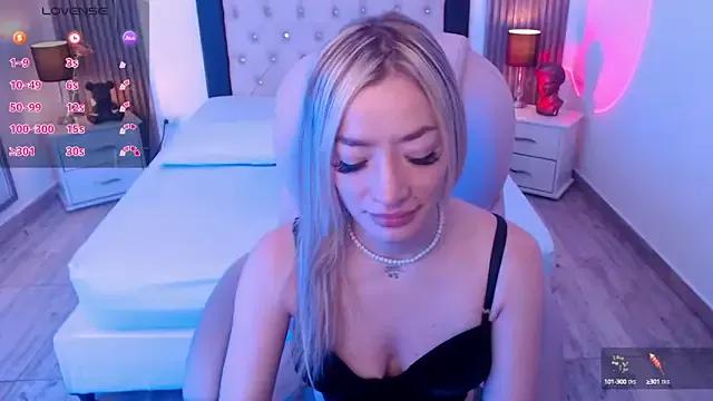 zoe_jones13 on StripChat 