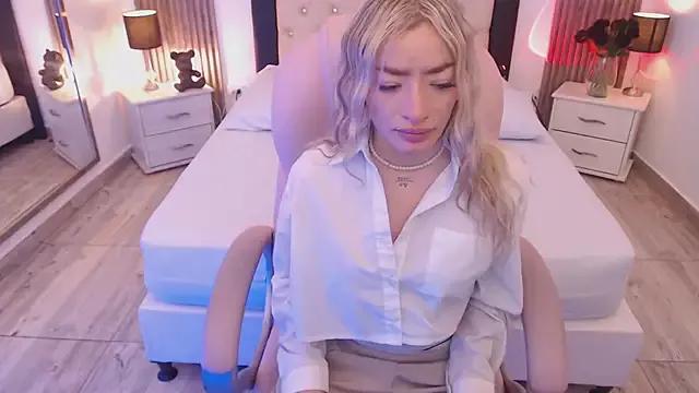 zoe_jones13 on StripChat 